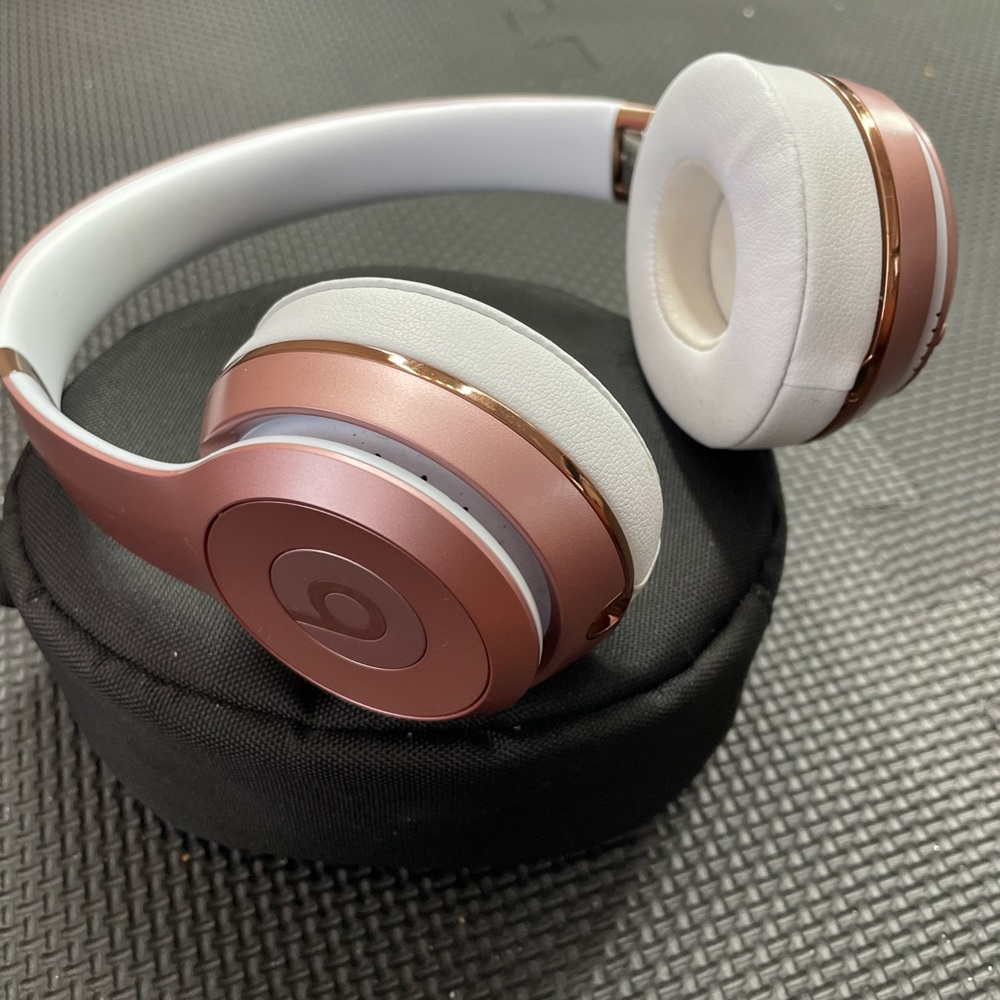 Beats Solo³ Bluetooth Wireless On-Ear Headphones (Rose Gold)